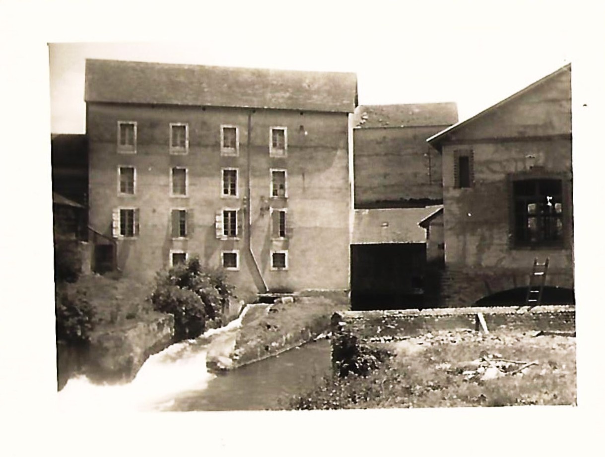  1956, Gaston Marsan reconstruit la centrale électrique (à droite). La minoterie a toujours ses fenêtres à petits carreaux.